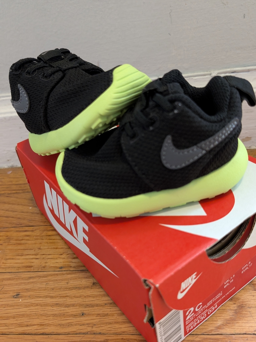Nike Toddler Rosche One Size 2C Black & Neon Green Sneakers